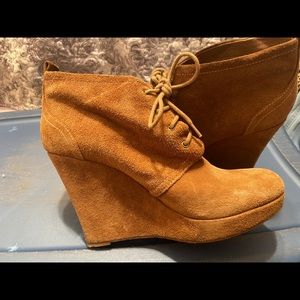 Platform heel boots. Brown n color
